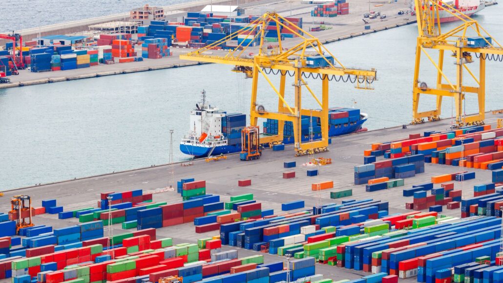 Vista aérea de porto de cargas e terminal de containers