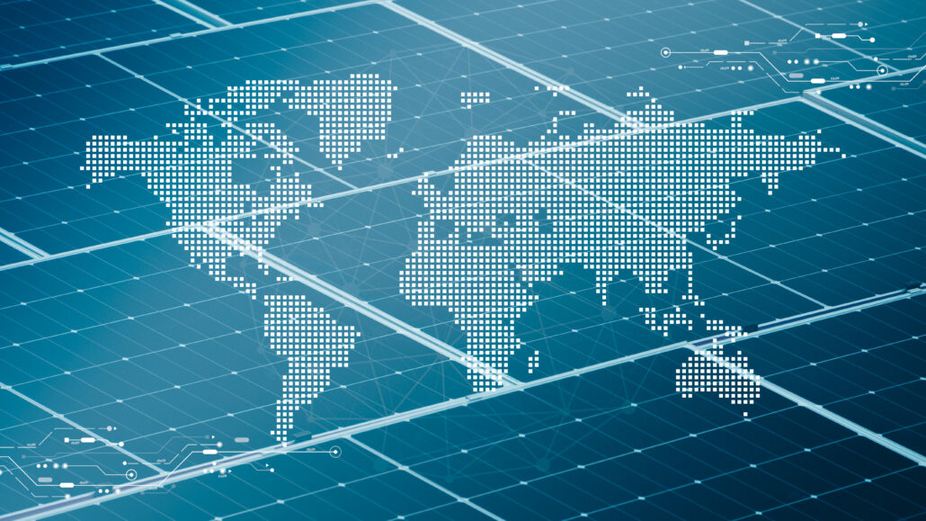 Placas fotovoltaicas em destaque ao globo mundial - Foto Adobe Stock