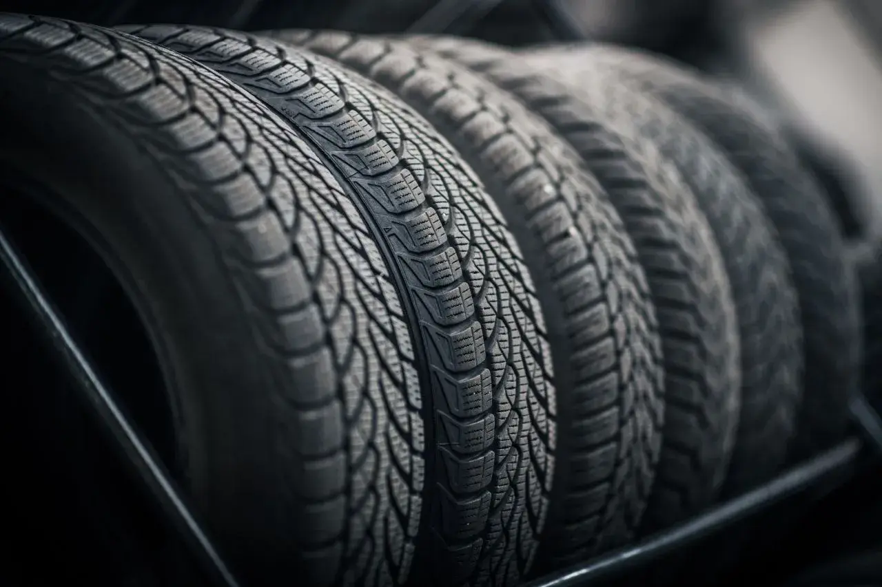 Pneus sendo preparados para importação em transporte marítimo