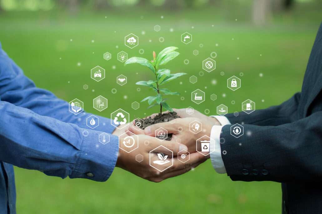pessoas segurando uma semente de árvore na mão com ícones de sustentabilidade do planeta