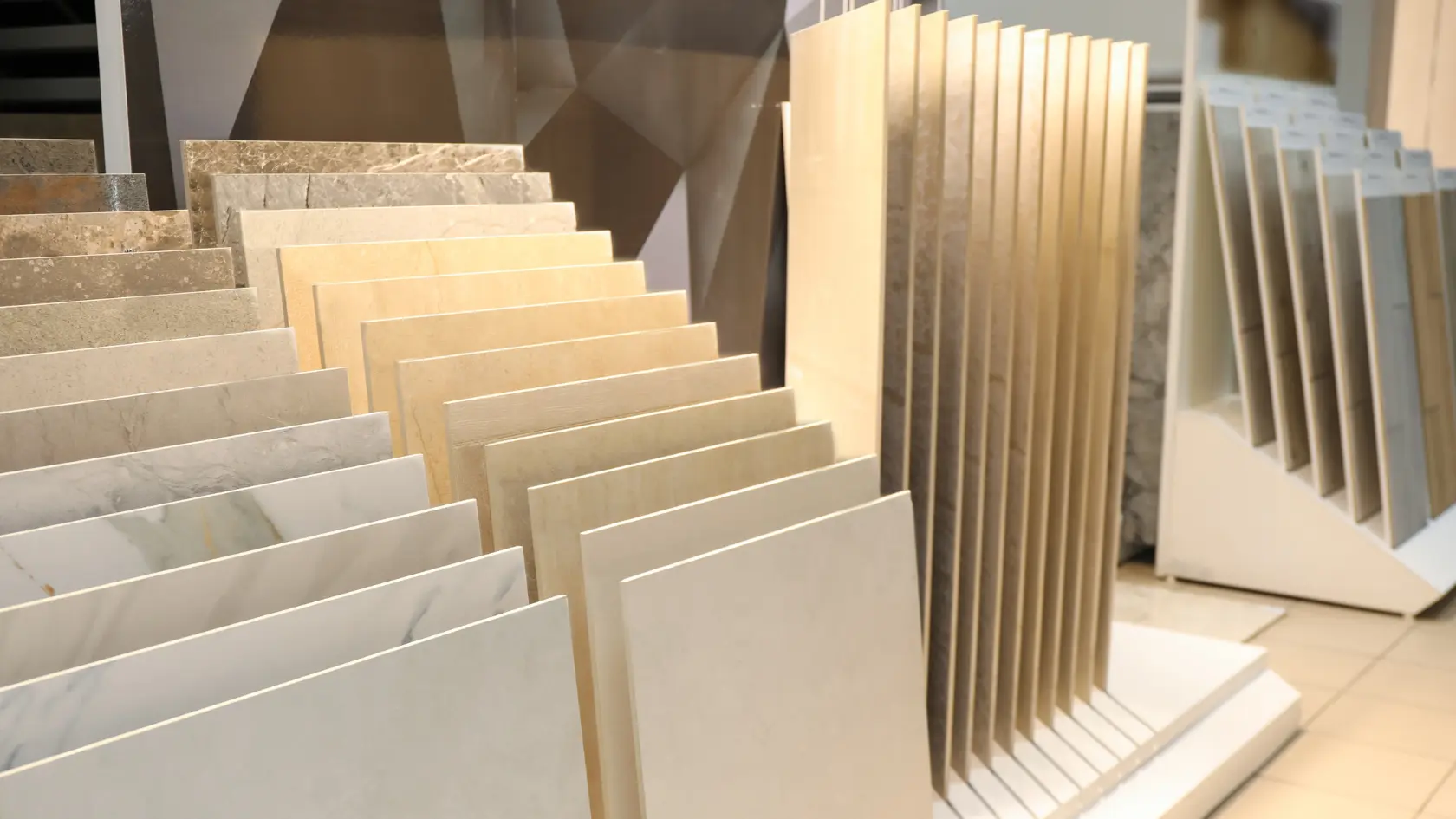 Diferentes tipos de Tiles/Cerâmica na loja de construção