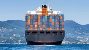 Transporte marítimo de carga consolidada sendo exportadas