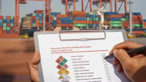 Colaborador de porto realizando check list de carga perigosa