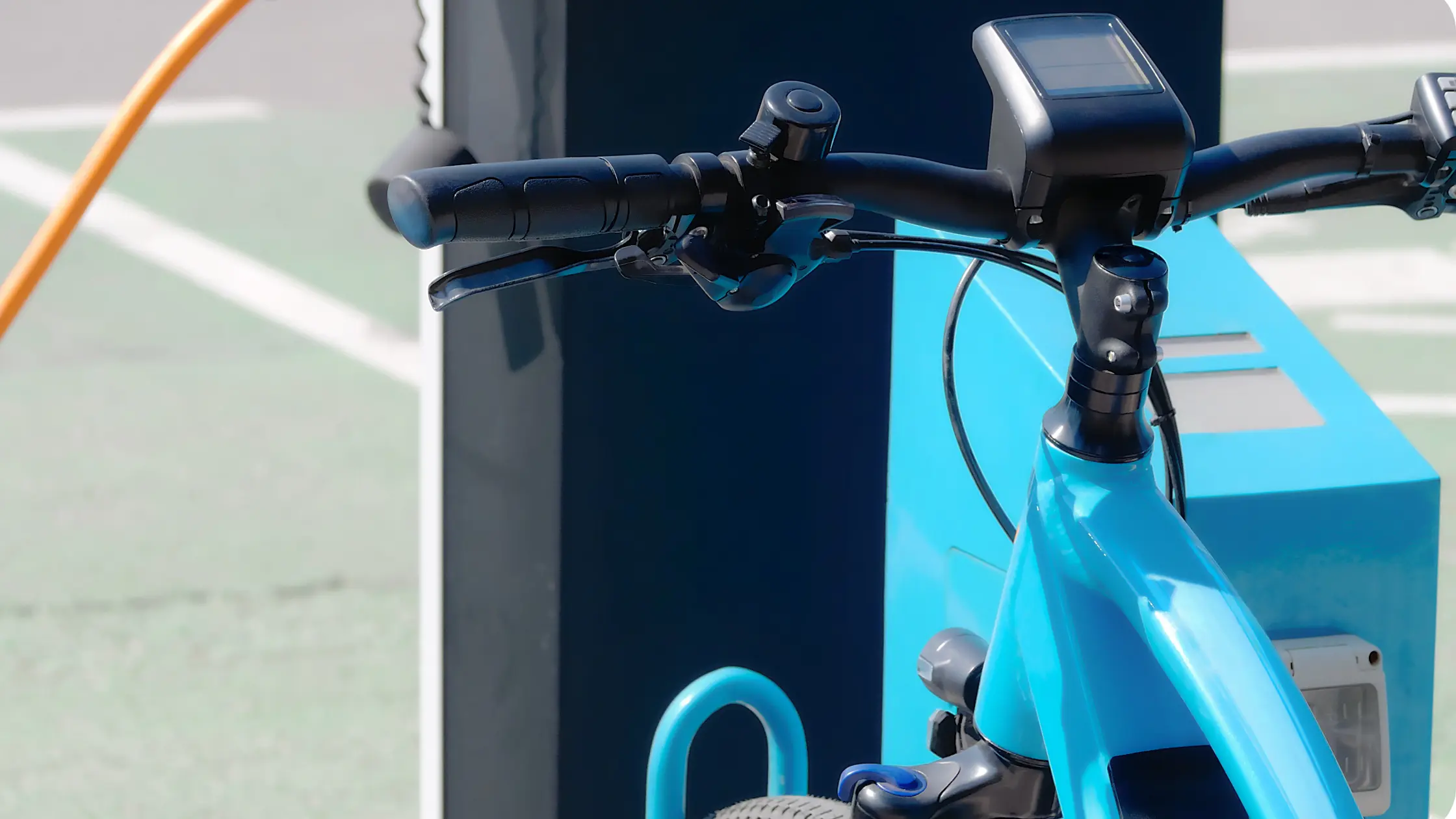 Bicicleta elétrica sendo carregada